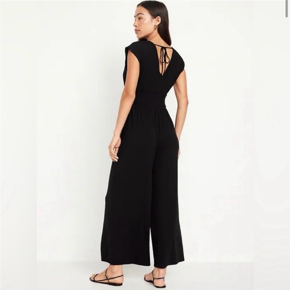 Women's NWT Old Navy Wide-leg Jumpsuit in Black Size M - Picture 2 of 5